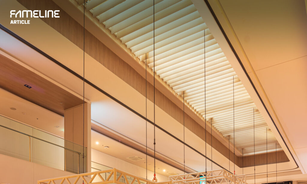 Shopping mall with AF-Moveable solar shading systems, showcasing adjustable panels for effective sunlight management and enhanced energy efficiency.